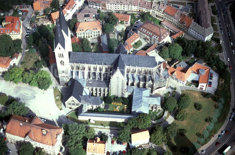 Halberstadt von oben - Halberstädter Dom im Stadtzentrum.