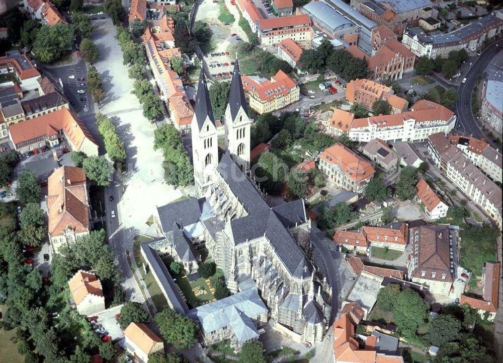 Halberstadt aus der Vogelperspektive: Halberstädter Dom im Stadtzentrum.