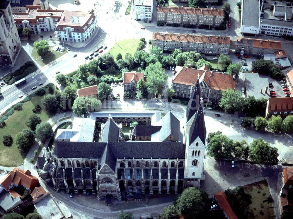 Luftbild Halberstadt - Halberstädter Dom im Stadtzentrum.