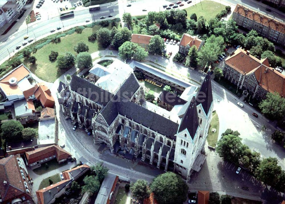 Luftaufnahme Halberstadt - Halberstädter Dom im Stadtzentrum.