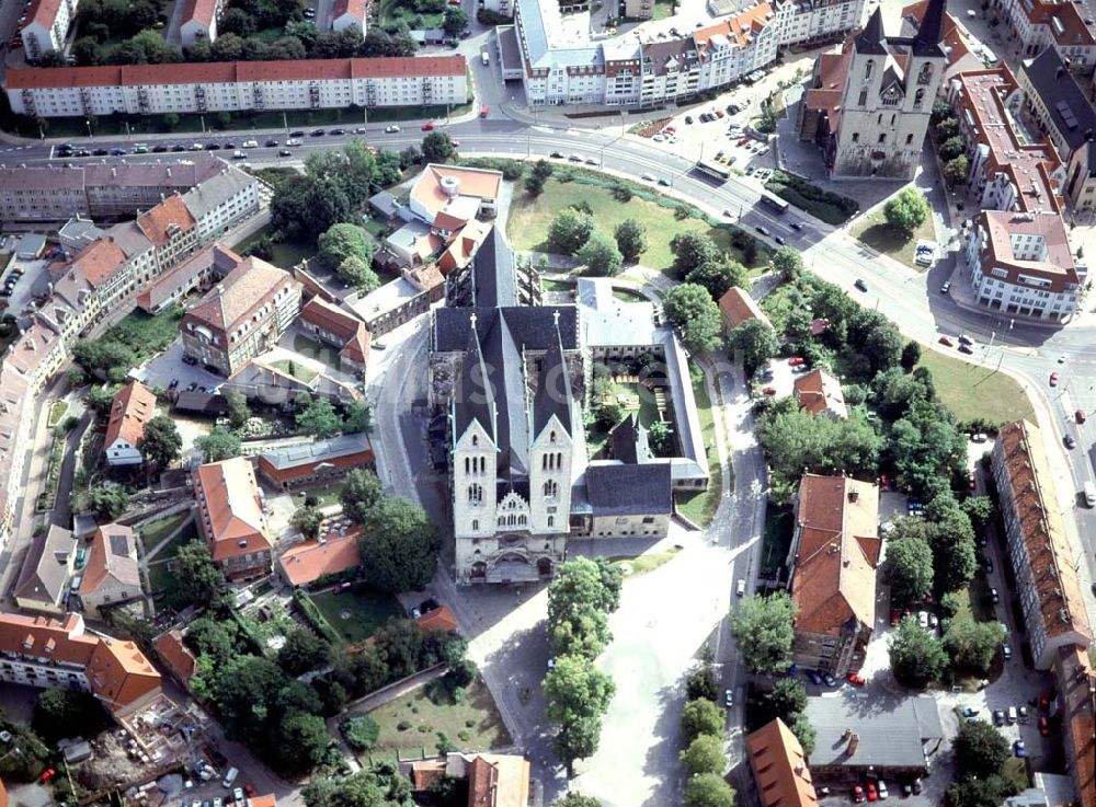 Halberstadt aus der Vogelperspektive: Halberstädter Dom im Stadtzentrum.