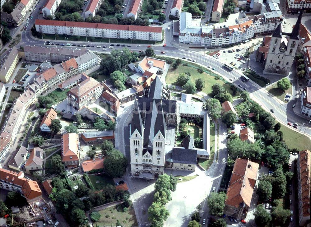 Luftbild Halberstadt - Halberstädter Dom im Stadtzentrum.