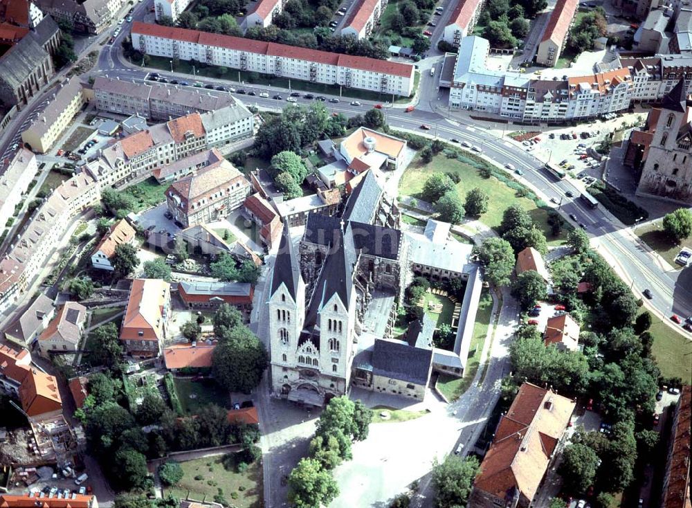 Halberstadt von oben - Halberstädter Dom im Stadtzentrum.