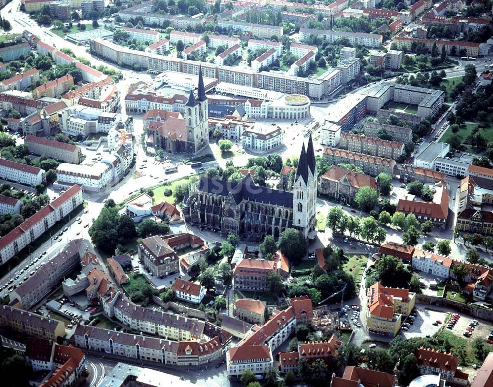 Halberstadt von oben - Halberstädter Dom im Stadtzentrum mit der von HOCHTIEF errichteten Rathauspassage.