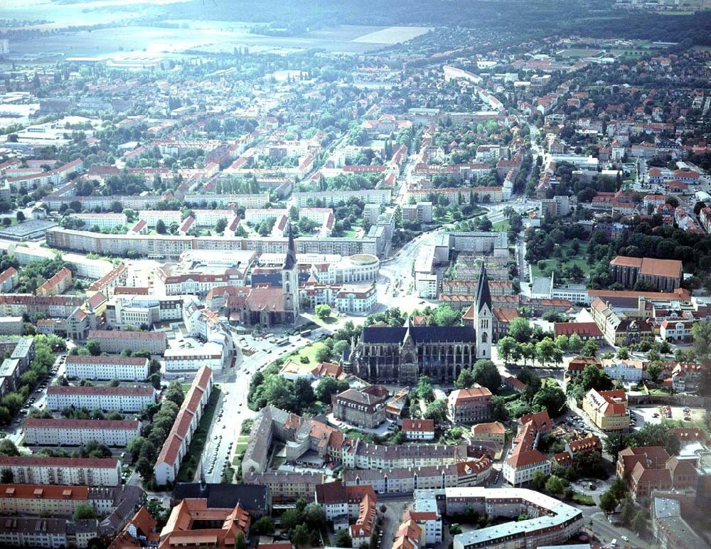 Halberstadt aus der Vogelperspektive: Halberstädter Dom im Stadtzentrum mit der von HOCHTIEF errichteten Rathauspassage.