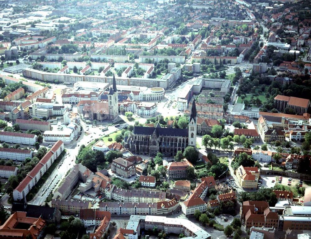 Luftbild Halberstadt - Halberstädter Dom im Stadtzentrum mit der von HOCHTIEF errichteten Rathauspassage.