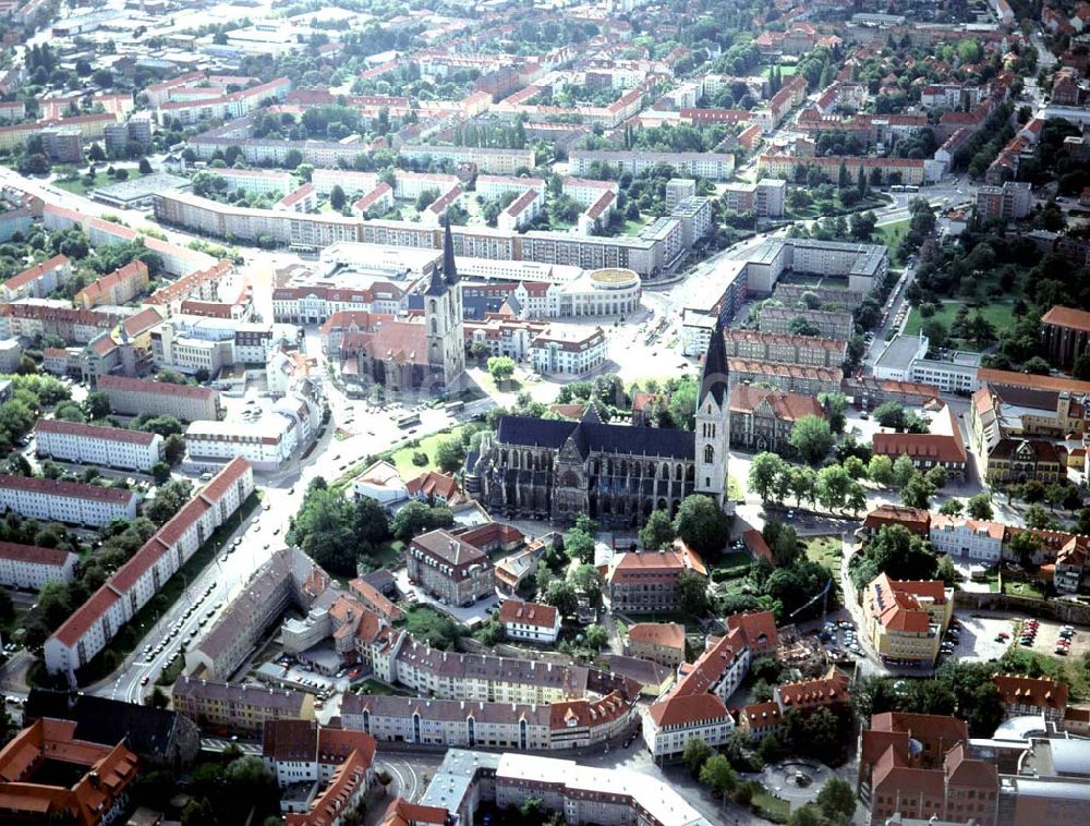 Luftaufnahme Halberstadt - Halberstädter Dom im Stadtzentrum mit der von HOCHTIEF errichteten Rathauspassage.