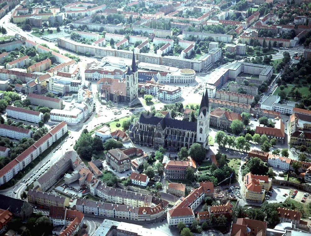 Halberstadt von oben - Halberstädter Dom im Stadtzentrum mit der von HOCHTIEF errichteten Rathauspassage.