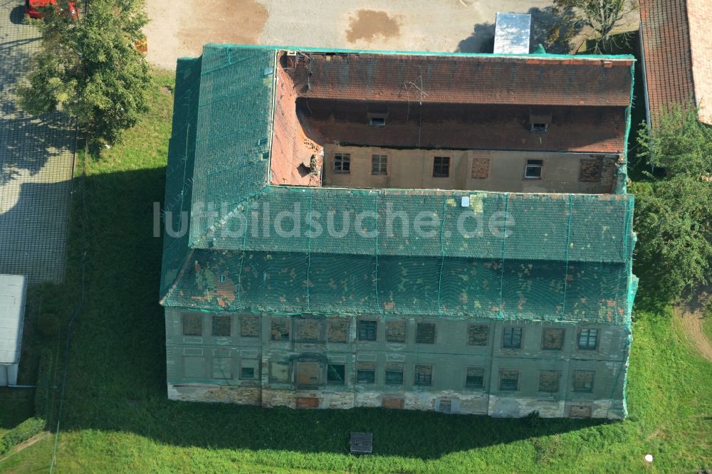 Langenleuba-Niederhain von oben - Halbes Schloss im Dorfzentrum von Langenleuba-Niederhain im Bundesland Thüringen