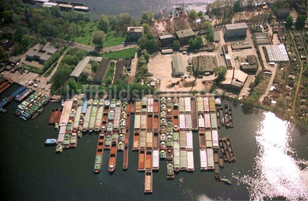 Berlin / Halbinsel Alt Stralau aus der Vogelperspektive: Halbinsel Alt-Stralau / abgestellte DDR- Binnenschiffe