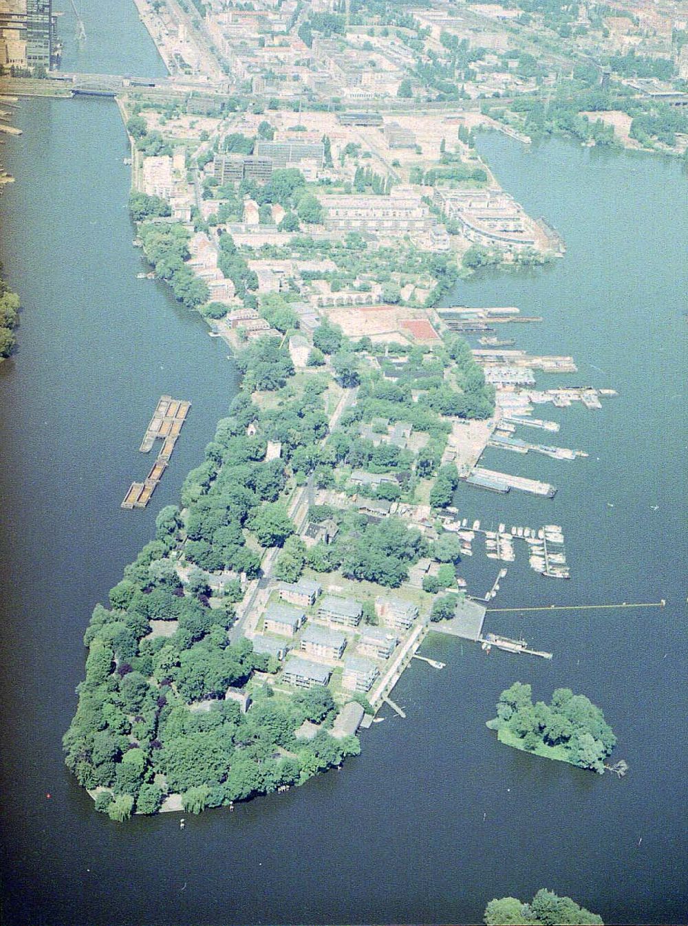 Luftaufnahme Berlin - Halbinsel Alt- Stralau in Berlin - Friedrichshain.