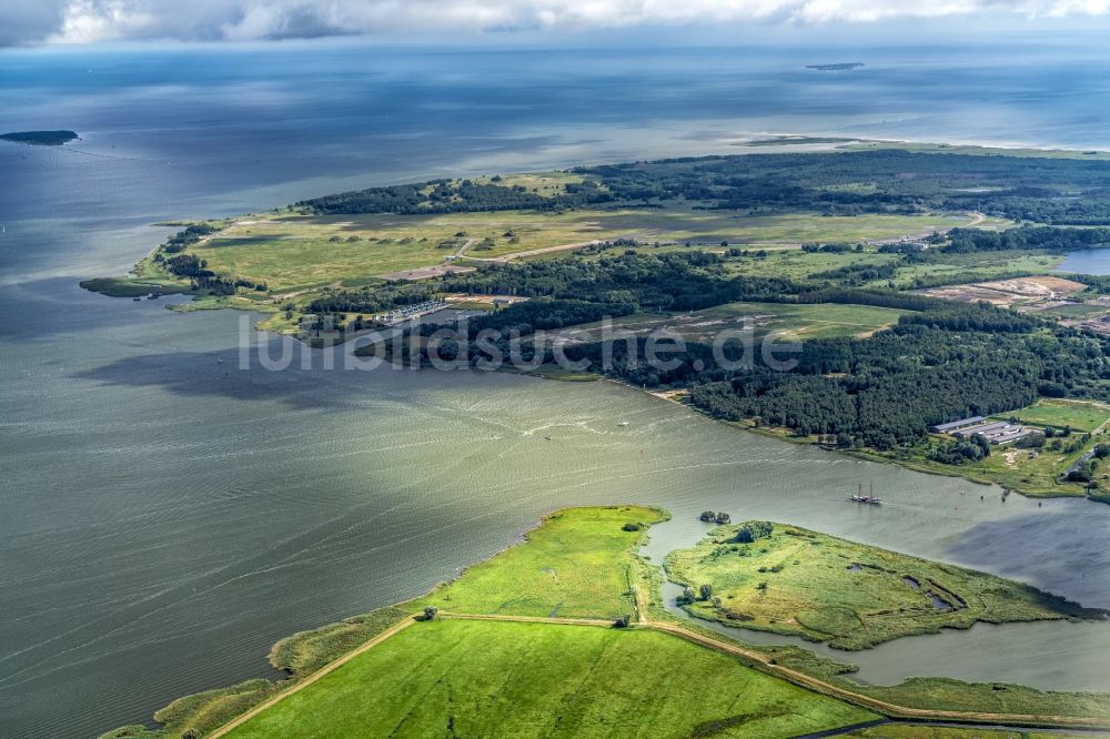 Peenemünde von oben - Halbinsel auf dem mit Flugplatz in Peenemünde im Bundesland Mecklenburg-Vorpommern, Deutschland