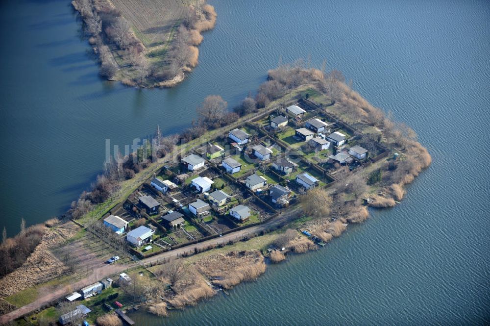 Rattmannsdorf von oben - Halbinsel mit Kleingarten / Schrebersiedlung auf dem Rattmannsdorfer See in Rattmannsdorf