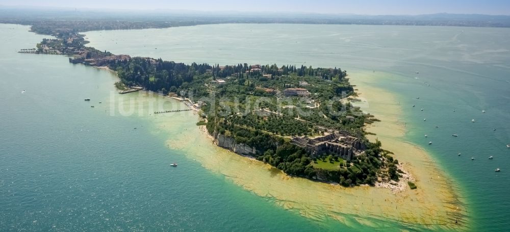 Luftbild Sirmione - Halbinsel Sirmione der Provinz Brescia am Garda See in Lombardia, Italien