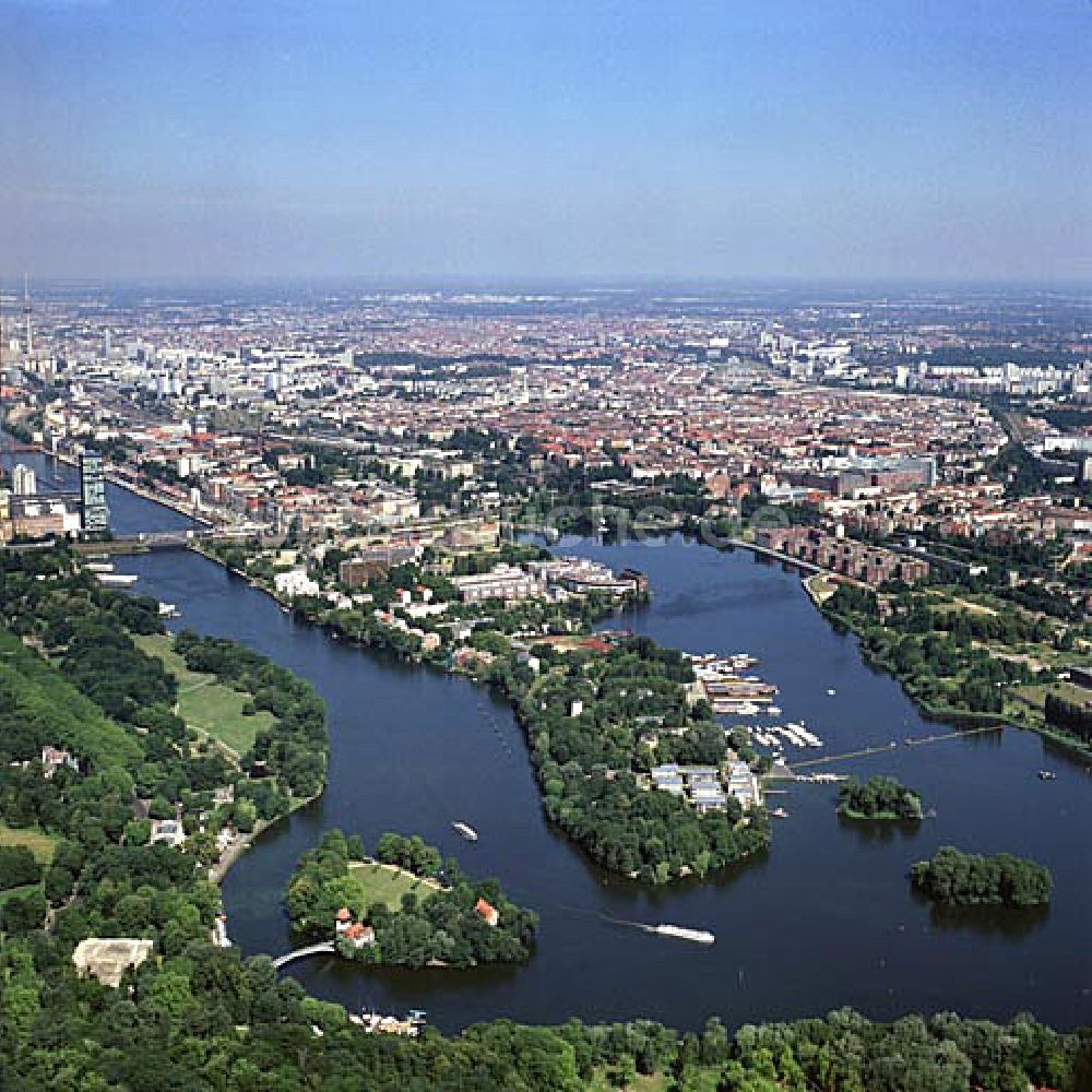 Berlin-Friedrichshain aus der Vogelperspektive: Halbinsel Strahlau im Stadtbezirk Friedrichshain in Berlin mit Spree und Insel der Jugend