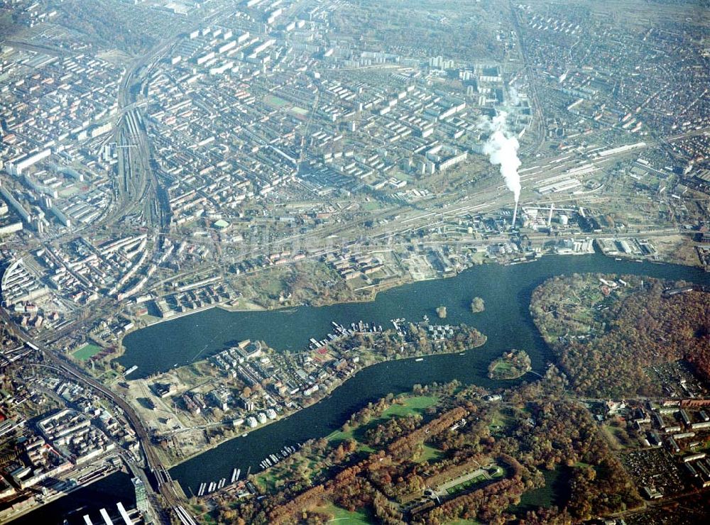 Berlin - Friedrichshain aus der Vogelperspektive: Halbinsel Stralau mit der Rummelsburger Bucht.