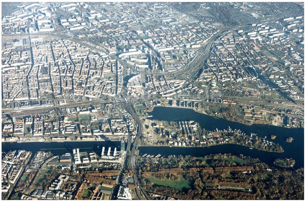 Berlin - Friedrichshain von oben - Halbinsel Stralau mit der Rummelsburger Bucht und den Treptowers.