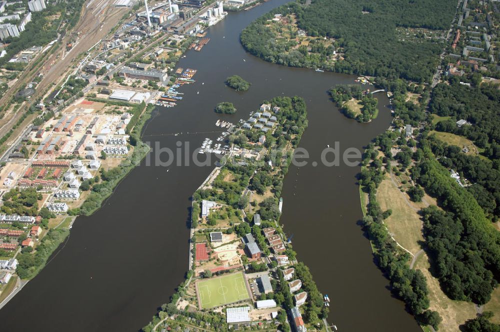 Luftaufnahme Berlin - Halbinsel Stralau am Rummelsburger See mit dem Entwicklungsgebiet an der Rummelsburger Bucht in Berlin - Treptow