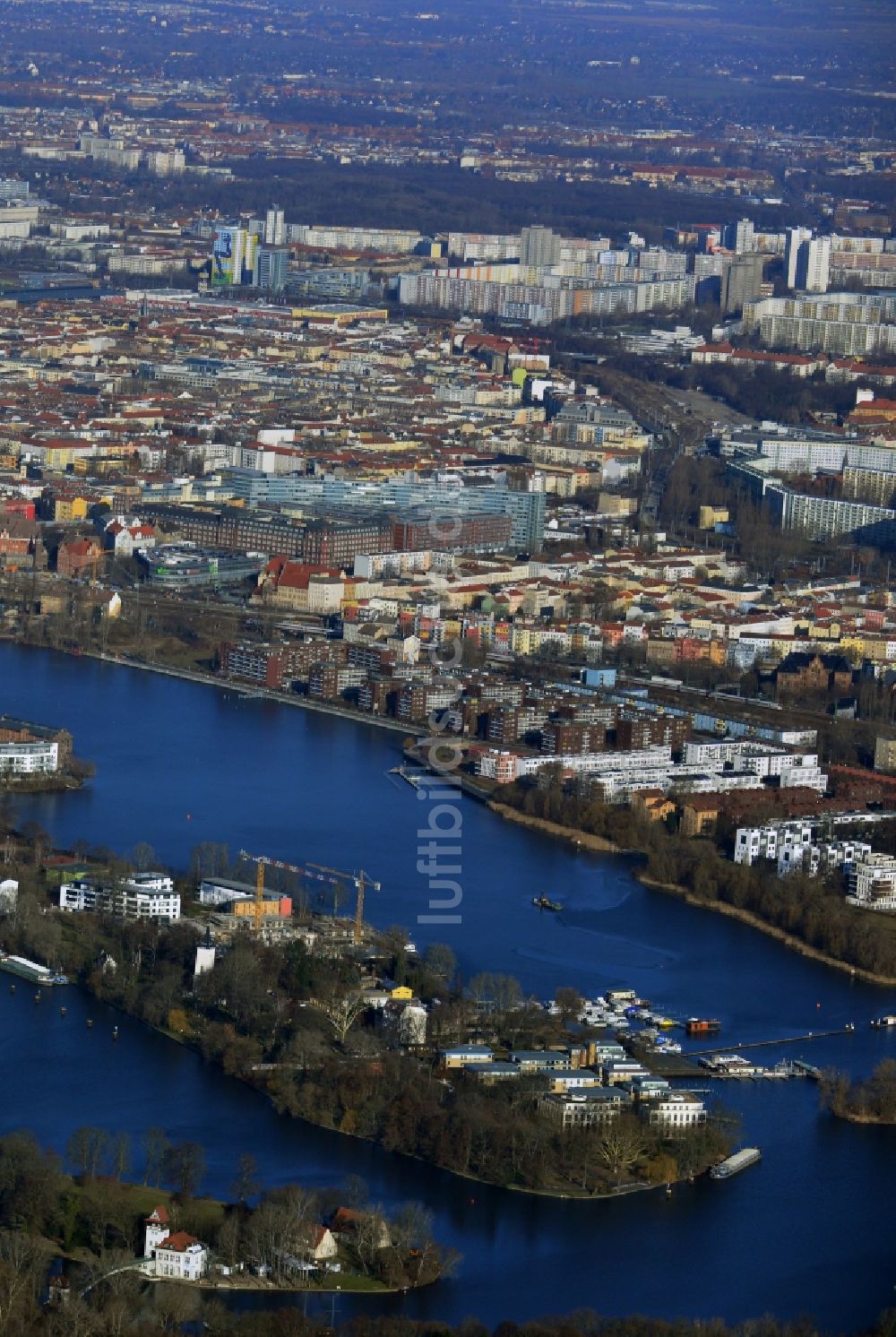 Berlin Friedrichshain aus der Vogelperspektive: Halbinsel Stralau am Spreeverlauf und der Rummelsburger Bucht in Berlin - Friedrichshain