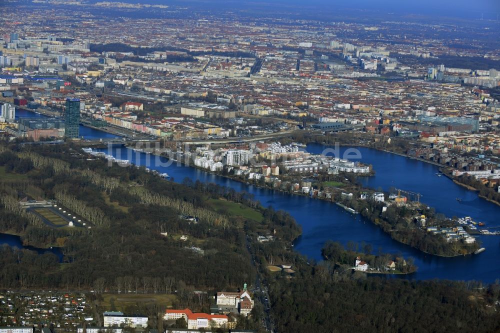 Luftbild Berlin Friedrichshain - Halbinsel Stralau am Spreeverlauf und der Rummelsburger Bucht in Berlin - Friedrichshain