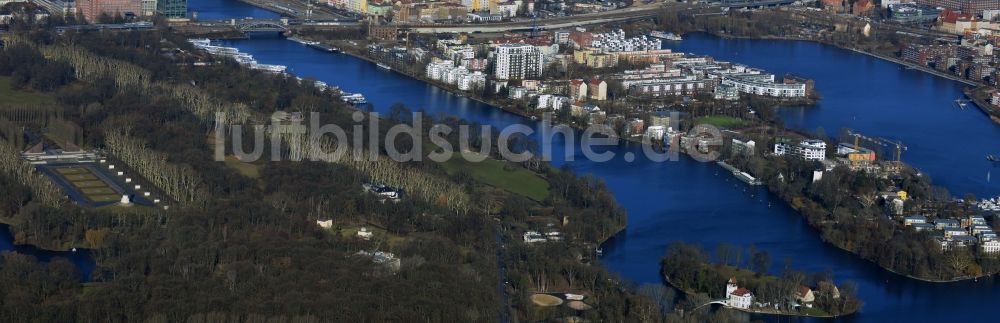 Luftaufnahme Berlin Friedrichshain - Halbinsel Stralau am Spreeverlauf und der Rummelsburger Bucht in Berlin - Friedrichshain