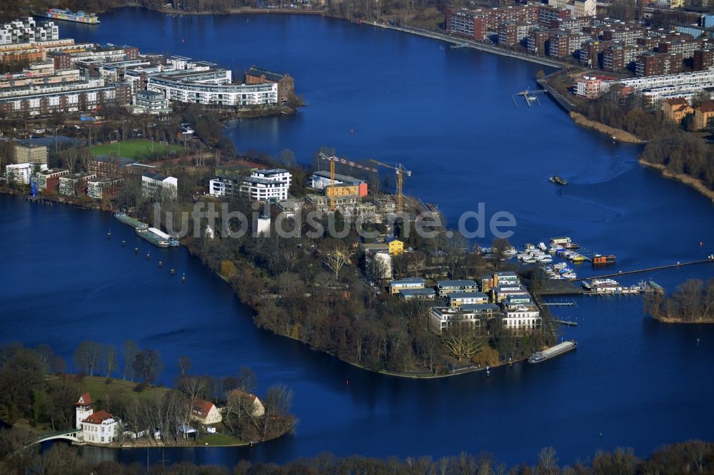 Berlin Friedrichshain von oben - Halbinsel Stralau am Spreeverlauf und der Rummelsburger Bucht in Berlin - Friedrichshain