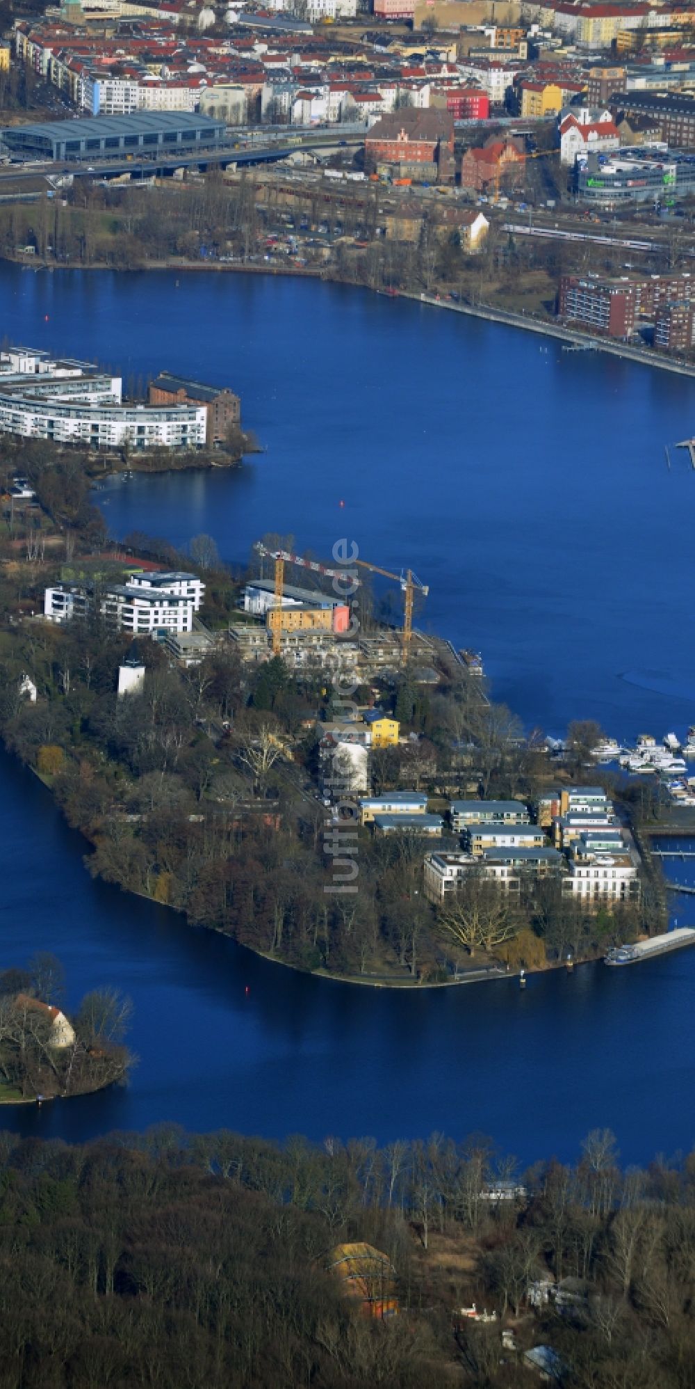 Berlin Friedrichshain aus der Vogelperspektive: Halbinsel Stralau am Spreeverlauf und der Rummelsburger Bucht in Berlin - Friedrichshain