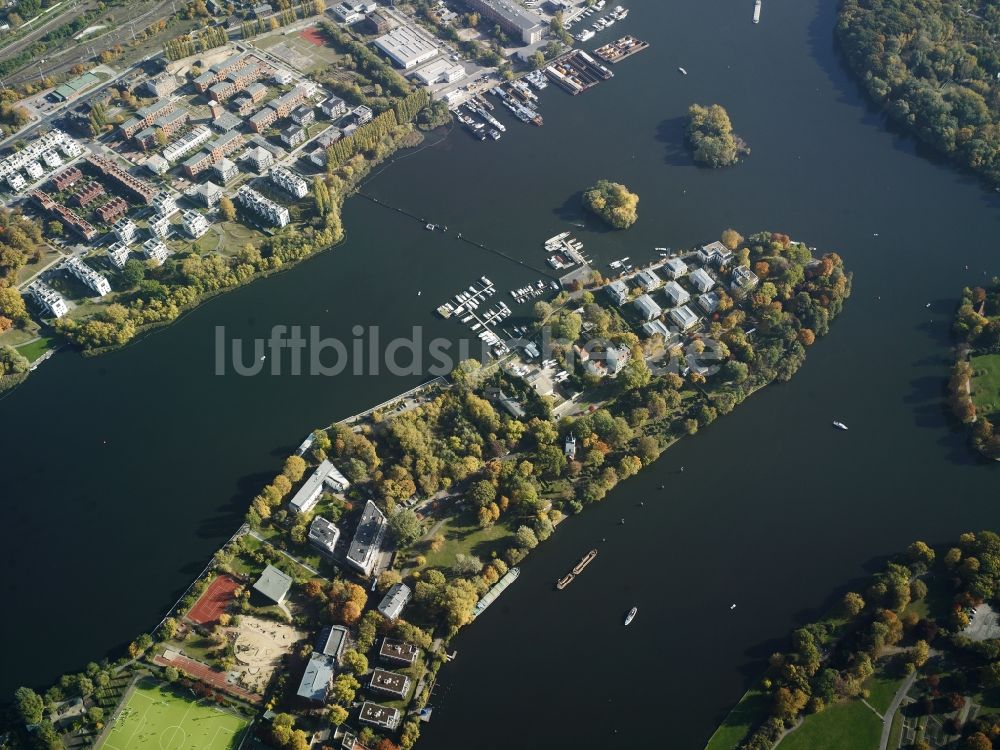 Luftaufnahme Berlin Friedrichshain - Halbinsel Stralau am Spreeverlauf und der Rummelsburger Bucht in Berlin - Friedrichshain