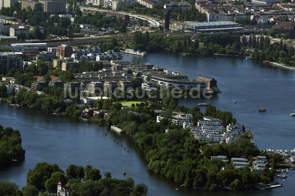 Berlin von oben - Halbinsel Stralau am Spreeverlauf und der Rummelsburger Bucht in Berlin - Friedrichshain