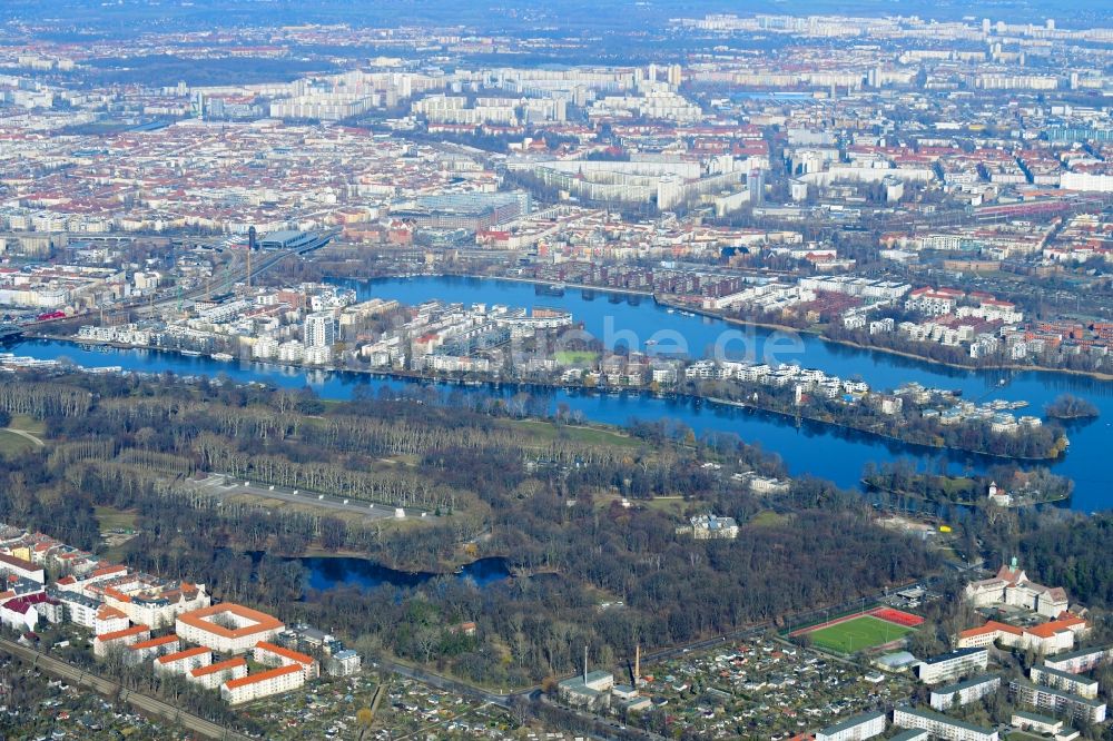 Berlin aus der Vogelperspektive: Halbinsel Stralau am Spreeverlauf an der Rummelsburger Bucht im Ortsteil Friedrichshain in Berlin