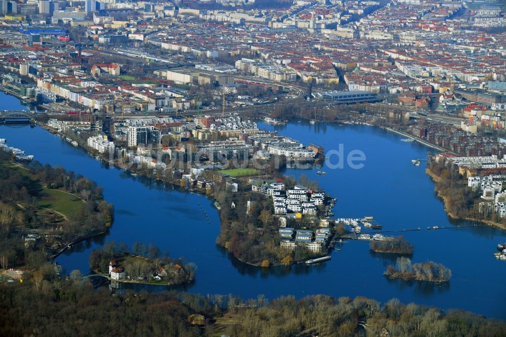 Berlin aus der Vogelperspektive: Halbinsel Stralau am Spreeverlauf an der Rummelsburger Bucht im Ortsteil Friedrichshain in Berlin