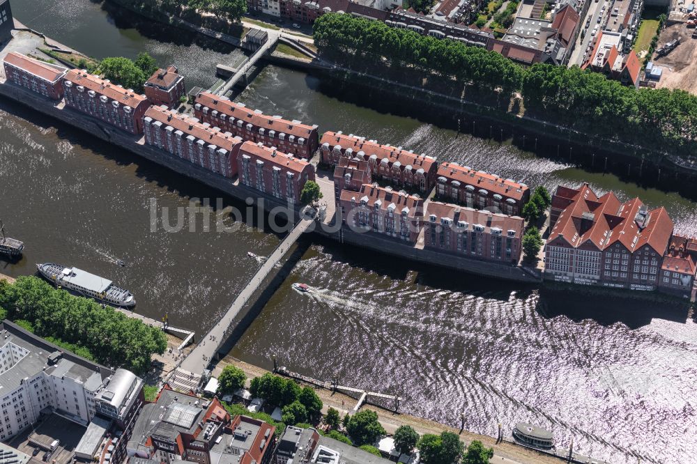 Luftaufnahme Bremen - Halbinsel Teerhof zwischen dem Fluss Weser und der Kleinen Weser vor der Altstadt von Bremen