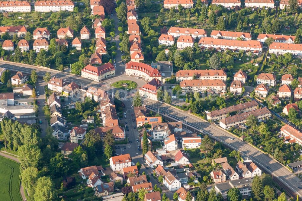 Luftaufnahme Karlsruhe - Halbkreis- runder Platz Ostendorfplatz im Ortsteil Rüppurr in Karlsruhe im Bundesland Baden-Württemberg, Deutschland