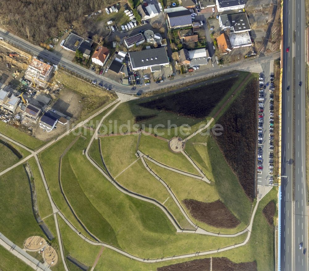 Dortmund aus der Vogelperspektive: Halde zum Bau des Phoenixsees mit Aussichtsplattform und Wanderwegen am Ufer des Phoenix-See in Dortmund im Bundesland Nordrhein-Westfalen NRW