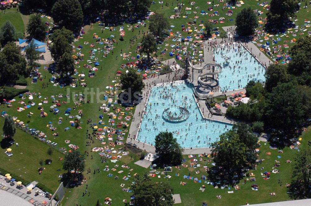 Luftaufnahme München - Hallen- und Freibad Westbad (München)