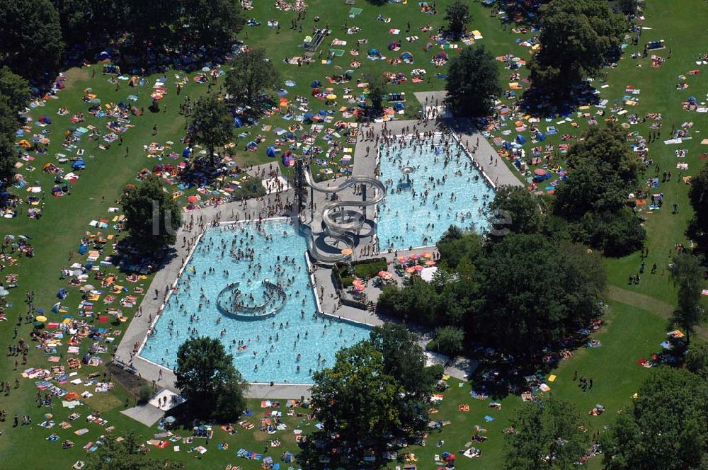 München von oben - Hallen- und Freibad Westbad (München)