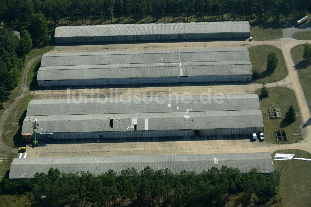 Grünheide (Mark) aus der Vogelperspektive: Hallen und Industriegebäude im Industrie- und Gewerbegebiet im Ortsteil Hangelsberg in der Gmeinde Grünheide (Mark) im Bundesland Brandenburg