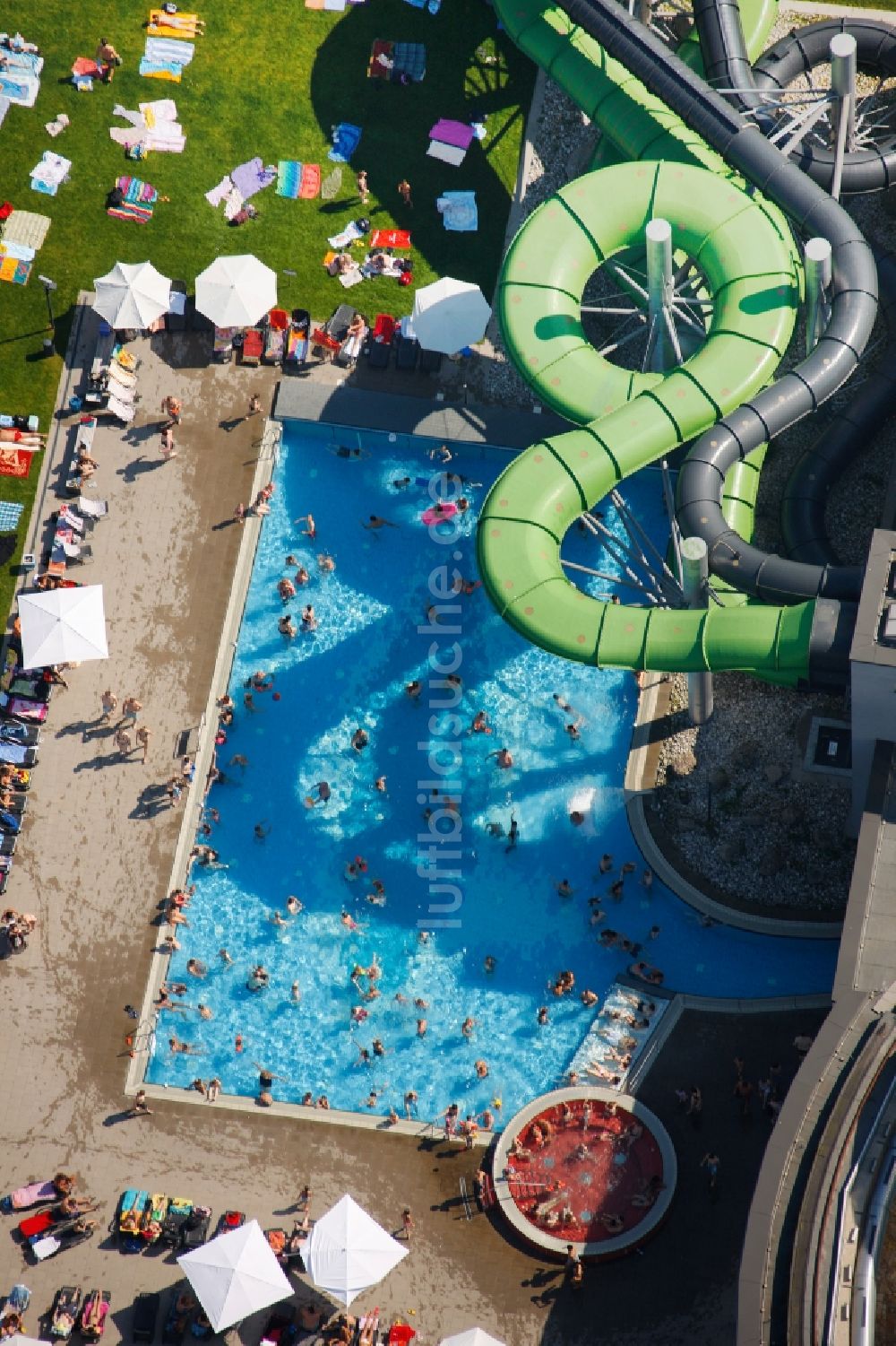 Oberhausen von oben - Hallenbad und Aussenanlagen der Freizeiteinrichtung AQUA Park Oberhausen in Oberhausen im Bundesland Nordrhein-Westfalen