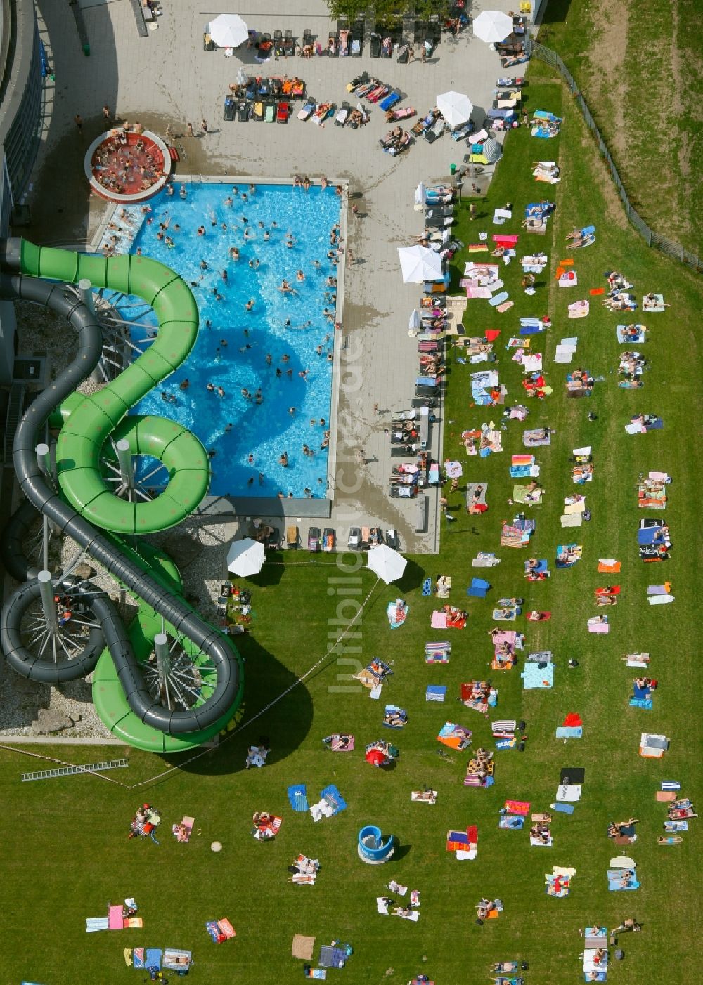 Luftaufnahme Oberhausen - Hallenbad und Aussenanlagen der Freizeiteinrichtung AQUA Park Oberhausen in Oberhausen im Bundesland Nordrhein-Westfalen