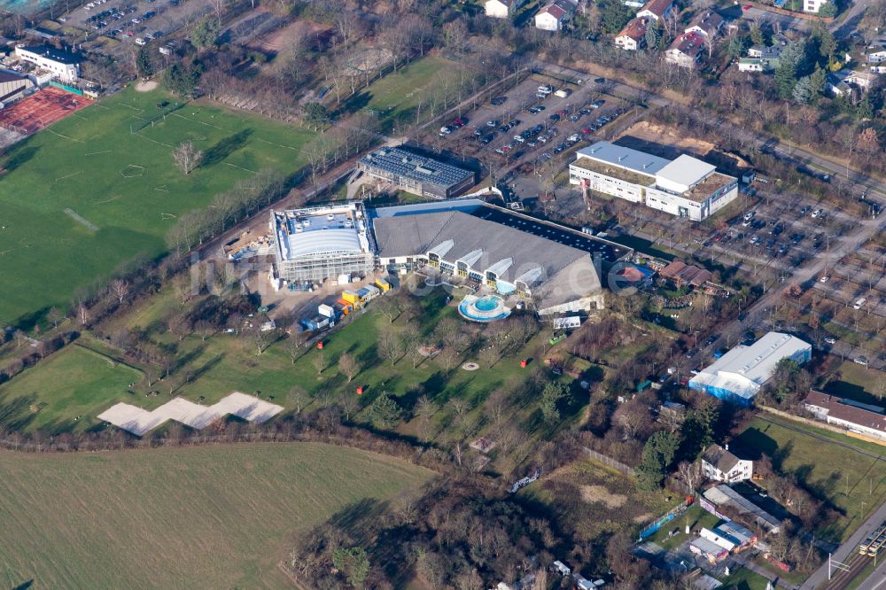 Luftaufnahme Karlsruhe - Hallenbad und Schwimmbecken Freizeiteinrichtung Fächerbad Karlsruhe in Karlsruhe im Bundesland Baden-Württemberg, Deutschland