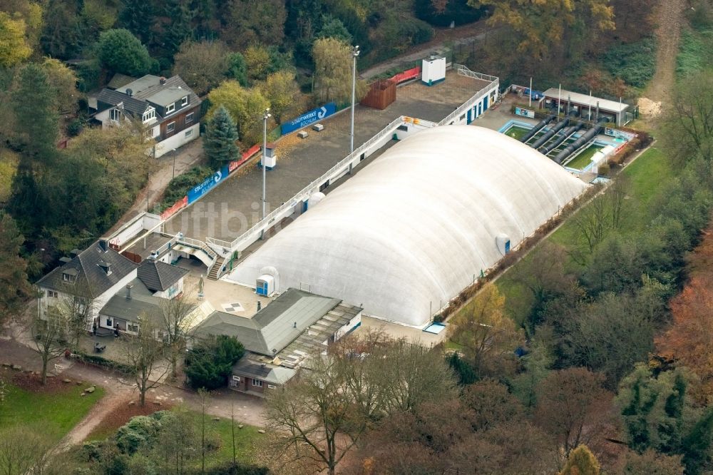 Bochum von oben - Hallenkonstruktion einer membranbeschichteten Traglufthalle über dem Wiesental-Bad - Freibad in Bochum im Bundesland Nordrhein-Westfalen