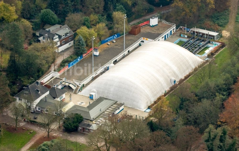 Bochum aus der Vogelperspektive: Hallenkonstruktion einer membranbeschichteten Traglufthalle über dem Wiesental-Bad - Freibad in Bochum im Bundesland Nordrhein-Westfalen