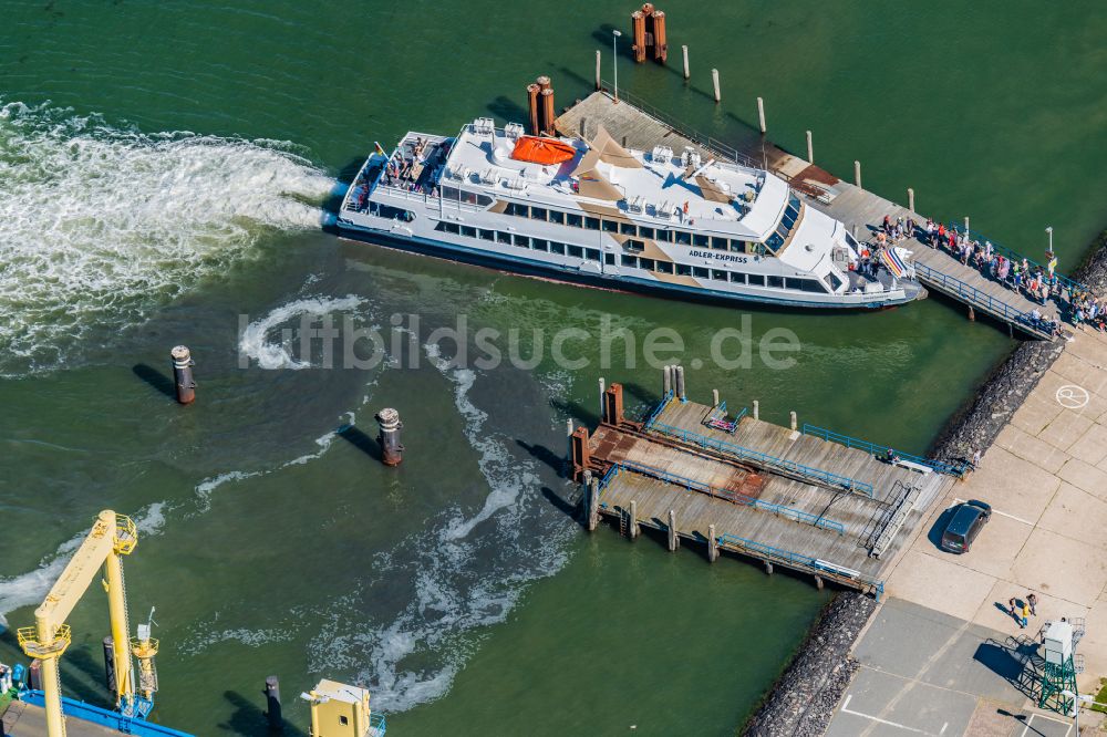 Hooge aus der Vogelperspektive: Hallig Hooge Hafenanlage mit Passagierschiff Adler Express beim Anlegen im Bundesland Schleswig-Holstein, Deutschland