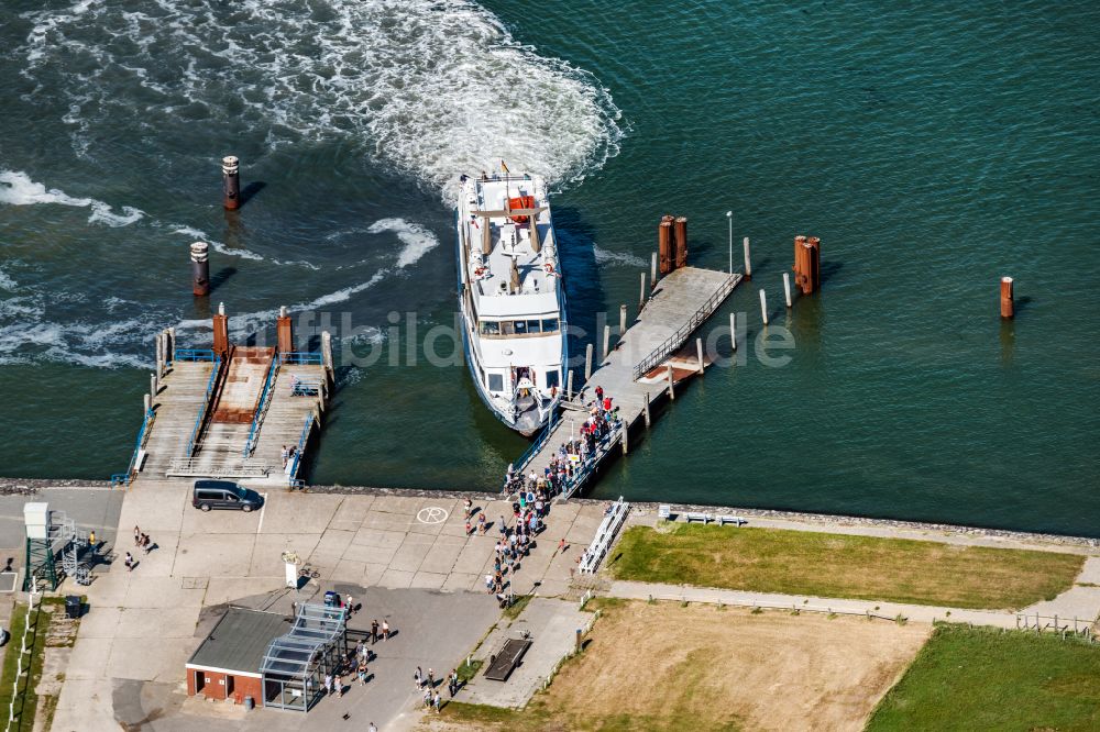 Hooge von oben - Hallig Hooge Hafenanlage mit Passagierschiff Adler Express beim Anlegen im Bundesland Schleswig-Holstein, Deutschland