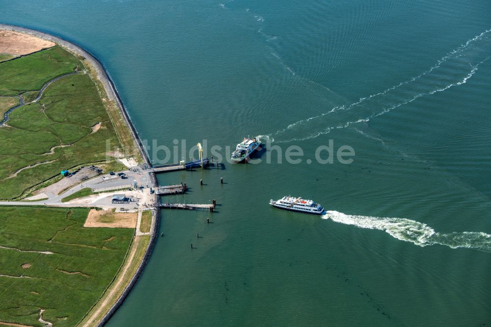 Hooge von oben - Hallig Hooge Hafenanlage mit Passagierschiff Adler Express und Hilligenlei Fährschiff beim Anlegen im Bundesland Schleswig-Holstein, Deutschland