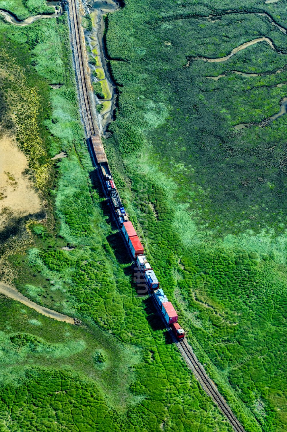 Wangerooge von oben - Hallig- Landschaft mit fahrenden Zug der Wangerooger Inselbahn in Wangerooge im Bundesland Niedersachsen, Deutschland