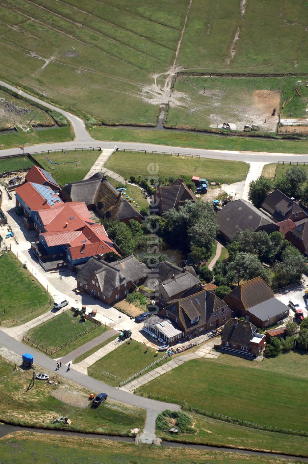 Hooge von oben - Hallig- Landschaft in Hooge im Bundesland Schleswig-Holstein, Deutschland