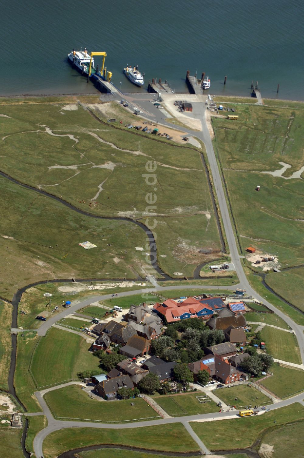 Hooge von oben - Hallig- Landschaft in Hooge im Bundesland Schleswig-Holstein, Deutschland