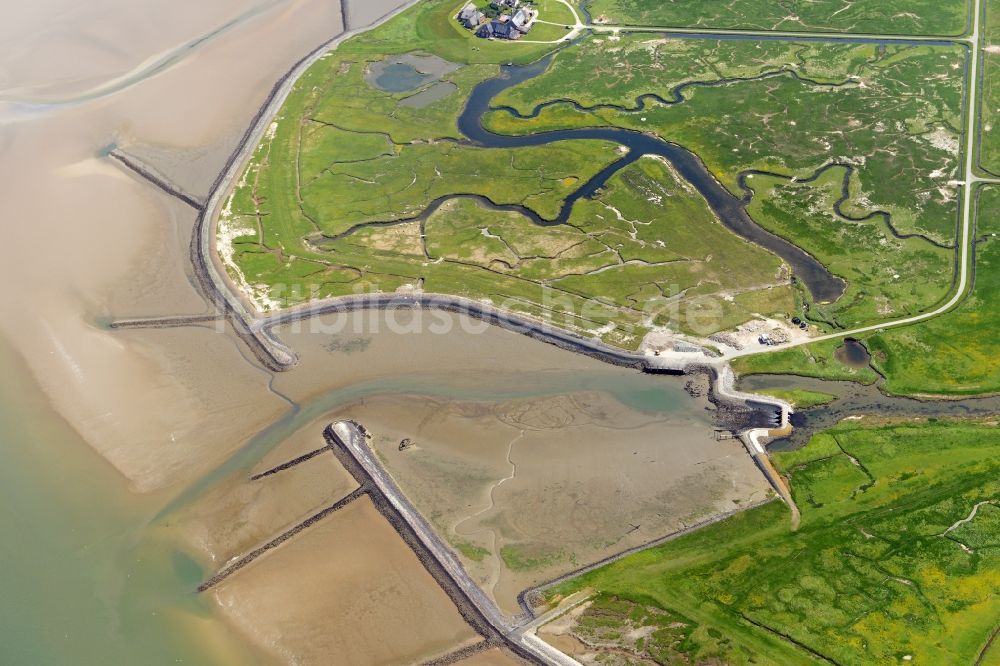 Langeneß aus der Vogelperspektive: Hallig- Landschaft der Nordsee - Insel in Langeneß im Bundesland Schleswig-Holstein, Deutschland