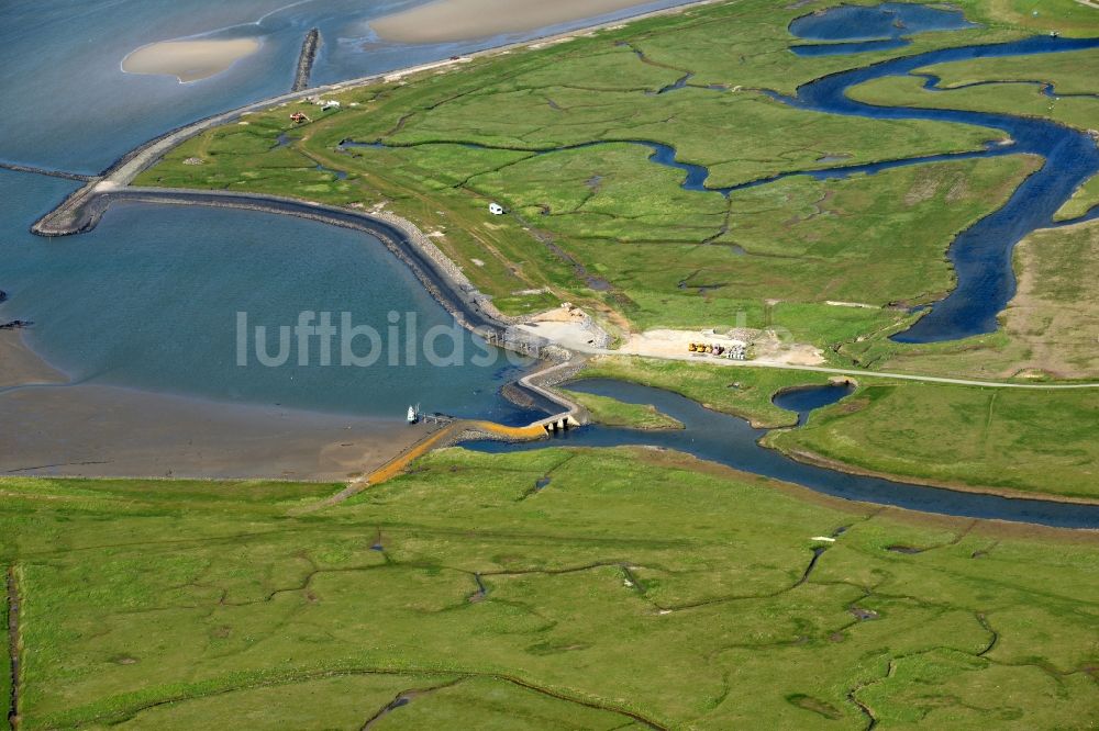 Langeneß von oben - Hallig- Landschaft der Nordsee - Insel in Langeneß im Bundesland Schleswig-Holstein, Deutschland